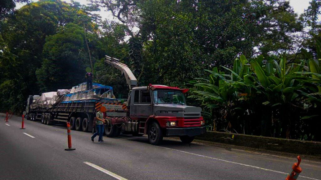 Carreta quebra e deixa rodovia Anchieta parcialmente interditada
