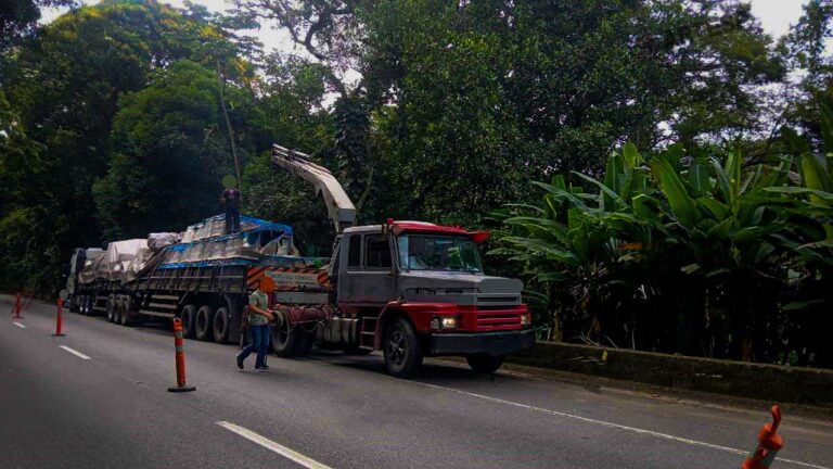 Carreta quebra e deixa rodovia Anchieta parcialmente interditada