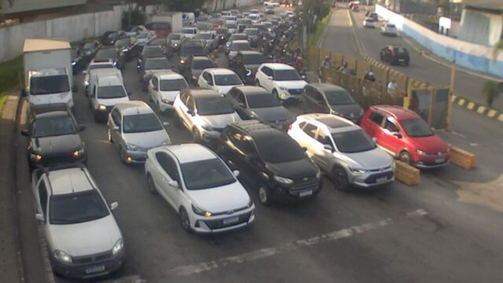 Tranquilidade nas travessias de São Sebastião na manhã de sexta-feira