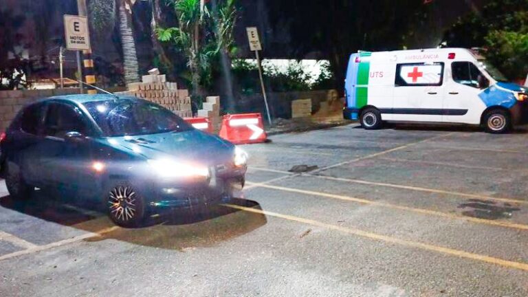 Ambulância e carro se chocam em troca de faixa na Via Expressa Sul