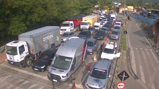 Travessia de Ilhabela enfrenta espera de até 45 minutos