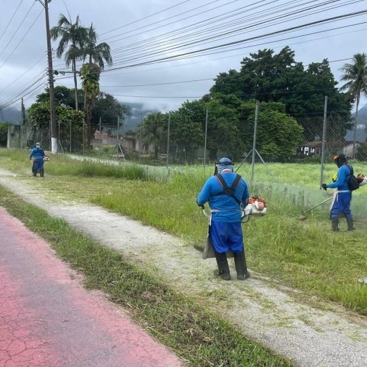 Prefeitura intensifica limpeza em bairros de Caraguatatuba