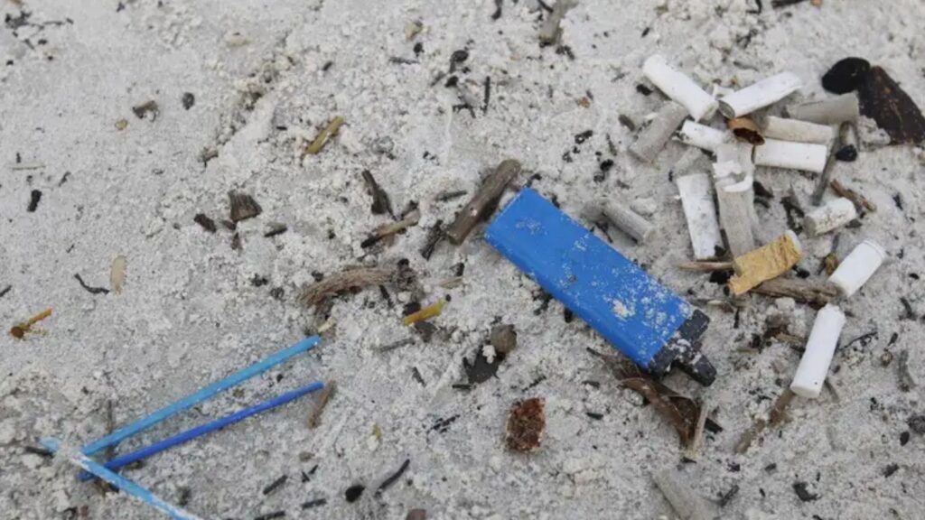 Bitucas de cigarro poluem praias brasileiras em níveis alarmantes