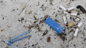 Bitucas de cigarro poluem praias brasileiras em níveis alarmantes