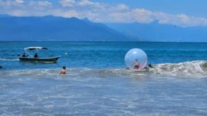 Bolhas infláveis ilegais são apreendidas em Ubatuba