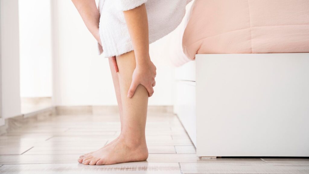 Cãibra noturna na perna: por que acontece e o que fazer para evitar
