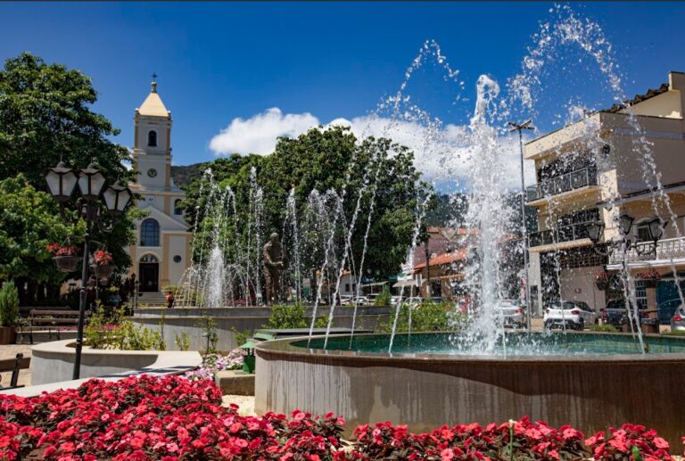 Extrema transforma praça central em cenário de Páscoa com atrações gratuitas