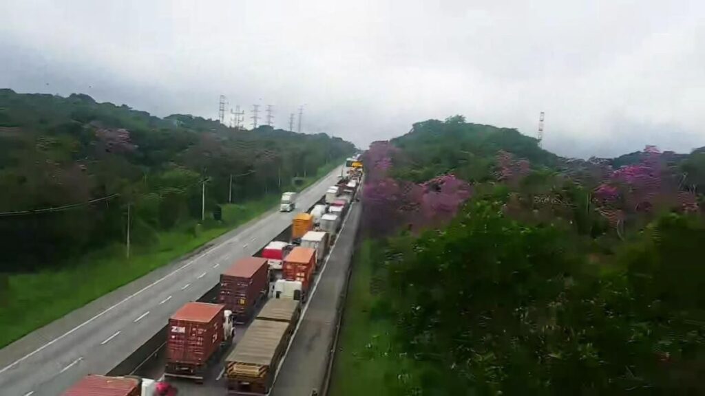 Carreta perde controle na Anchieta e bate em barreira de concreto