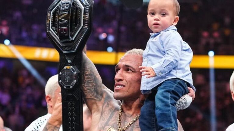 Guarujense Charles do Bronx conquista cinturão do peso leve no UFC 326