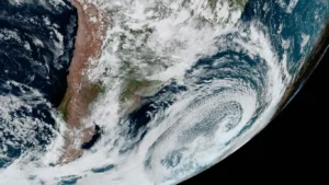 Frente fria e ciclone trazem chuvas e frio para litoral paulista