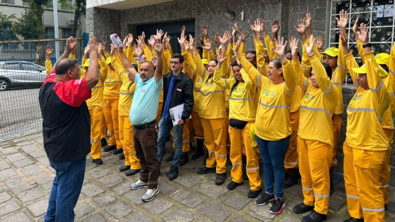 Greve paralisa 100% da coleta de lixo e limpeza urbana em cidades do litoral de SP