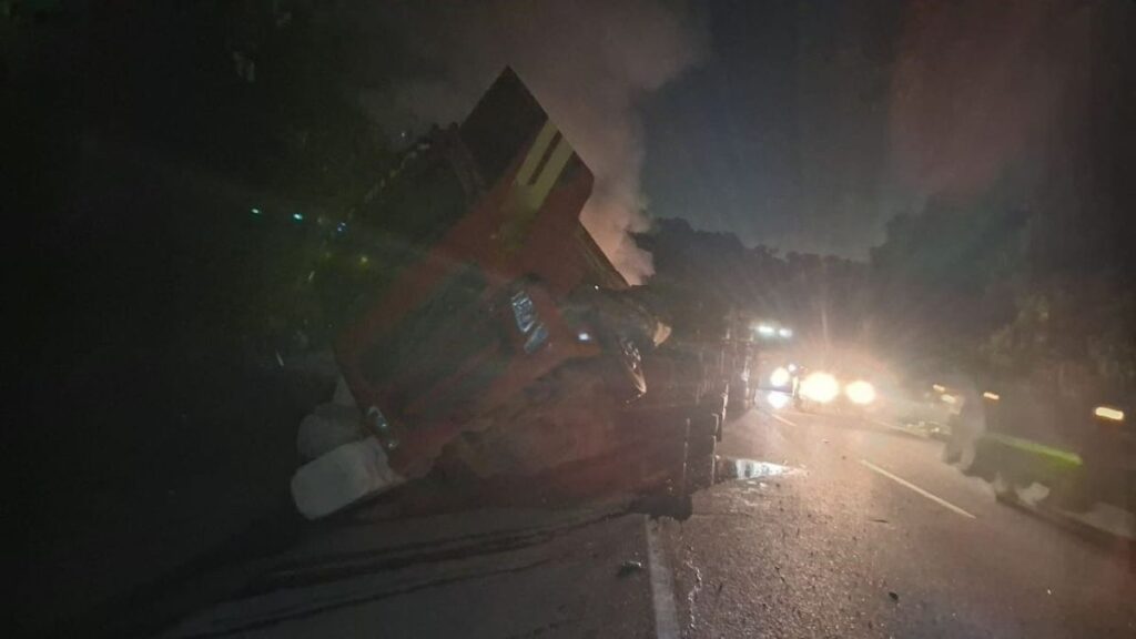 Dois acidentes com carretas em rodovias do litoral paulista
