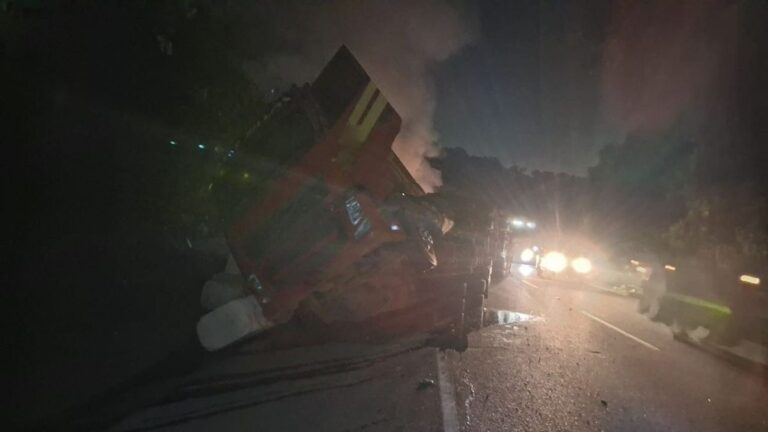 Dois acidentes com carretas em rodovias do litoral paulista