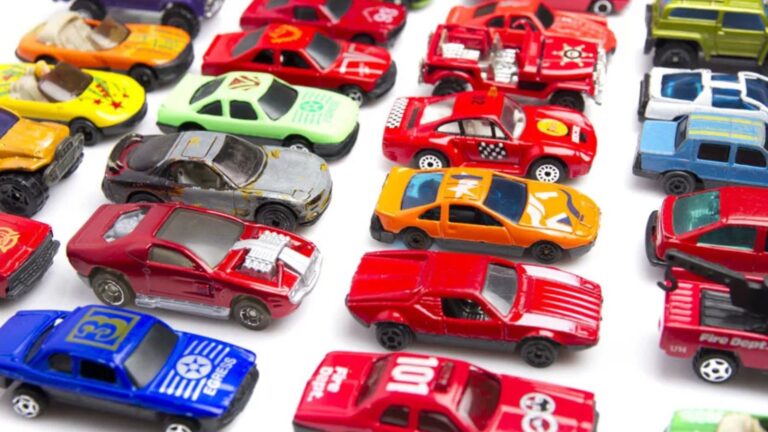 Miniaturas de carros clássicos em exposição gratuita em Santos