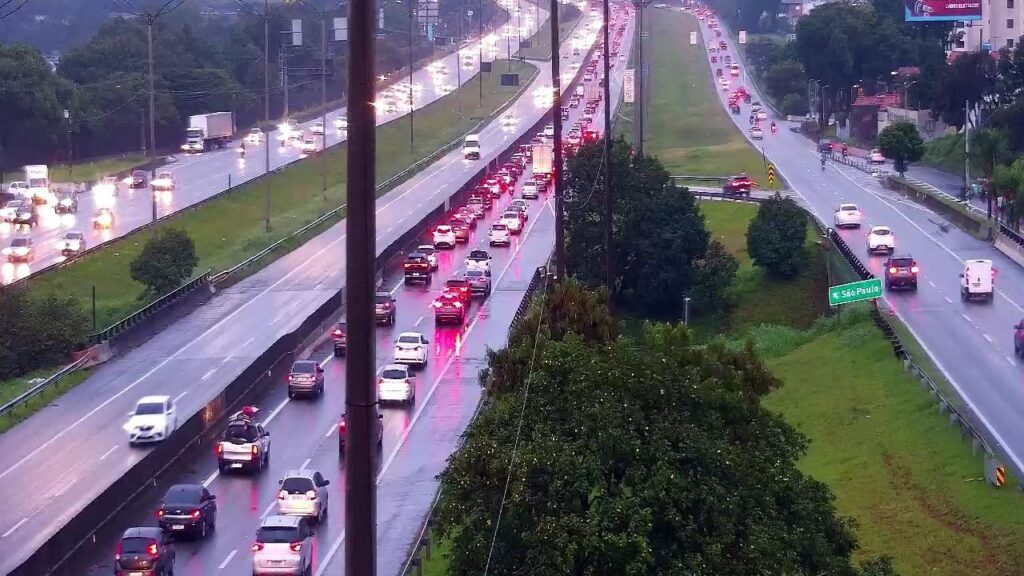 Fila na subida da serra: excesso de veículos afeta rodovias Anchieta e Imigrantes