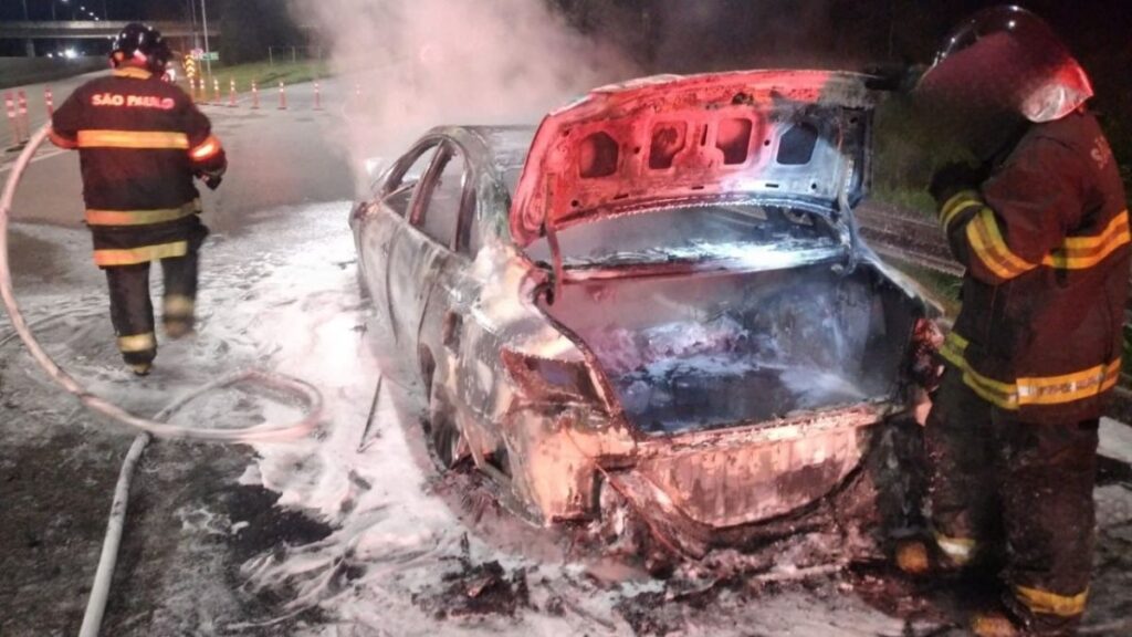 Incêndio destrói carro na rodovia dos Tamoios em Caraguatatuba