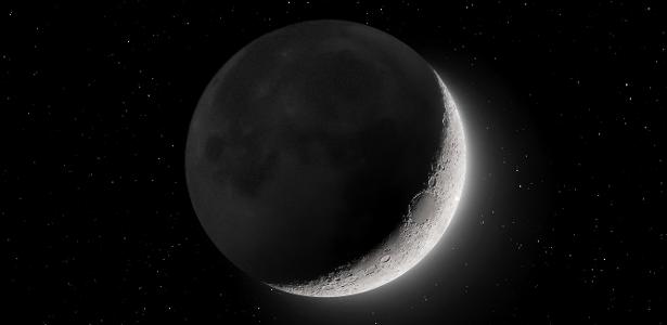 Lua minguante brilha suavemente no céu noturno