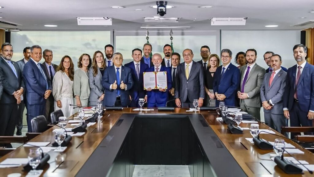 Lula sanciona lei que suspende auxílio reclusão