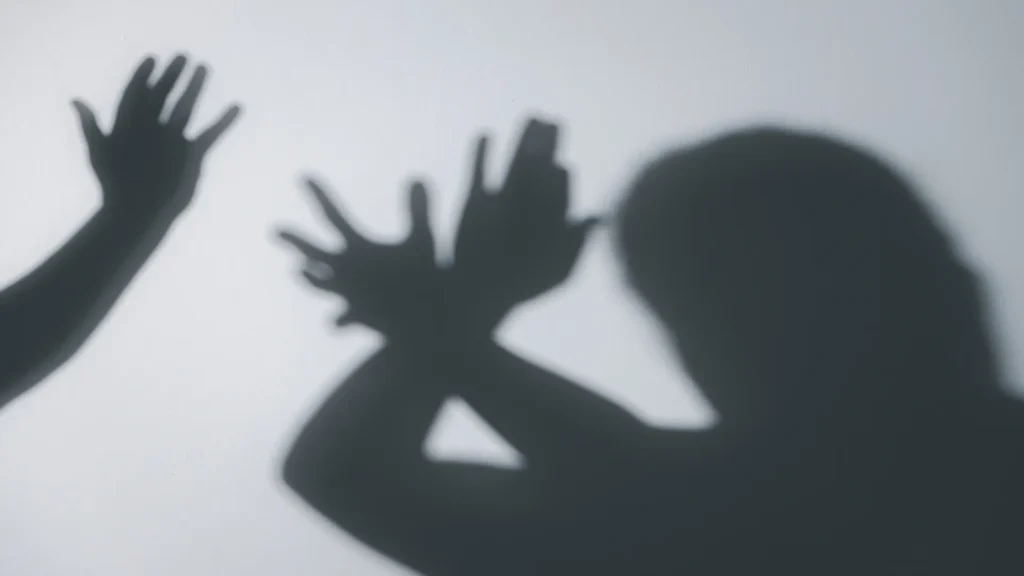 Mulheres em risco recebem relógios com alerta de agressor