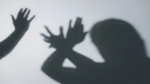 Mulheres em risco recebem relógios com alerta de agressor