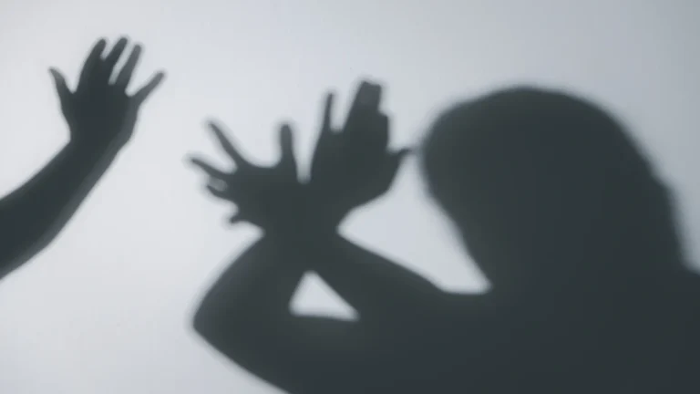 Mulheres em risco recebem relógios com alerta de agressor