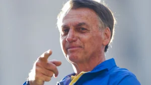 Bolsonaro sai da prisão, mas não está livre