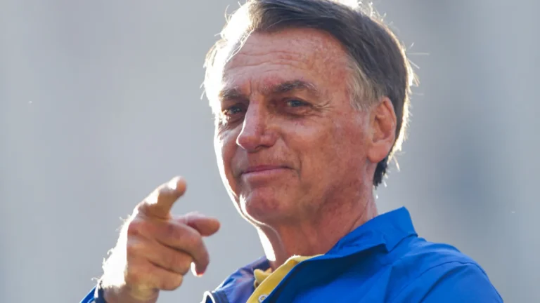 Bolsonaro sai da prisão, mas não está livre