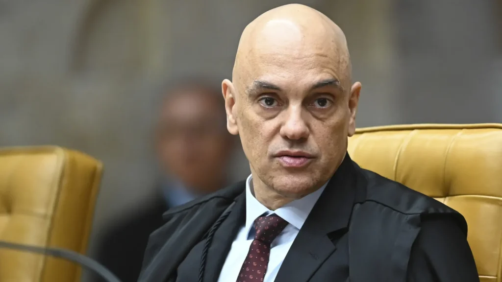 Moraes determina que PGR se manifeste sobre possibilidade de prisão domiciliar a Bolsonaro