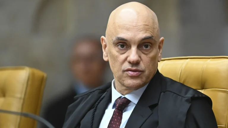 Moraes determina que PGR se manifeste sobre possibilidade de prisão domiciliar a Bolsonaro