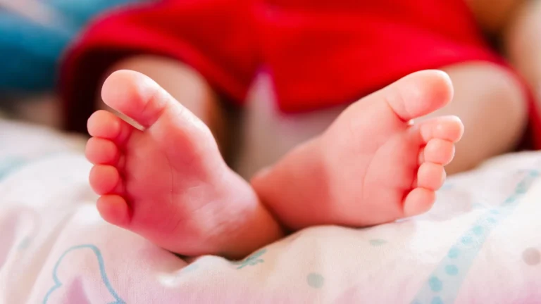 Casal é preso por suspeita de violência contra bebê de um mês