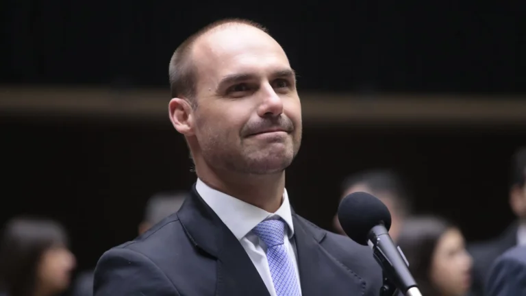 Eduardo Bolsonaro marcado para interrogatório no dia 14 de abril