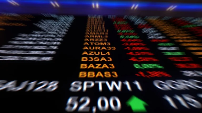 Bolsa sobe mais de 1% com negociações sobre guerra no Irã em foco; dólar fecha em queda