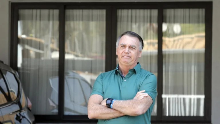 Bolsonaro sai da UTI após 10 dias internado em hospital