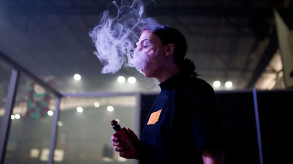OMS aponta risco de dependência entre jovens e cigarros eletrônicos