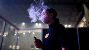 OMS aponta risco de dependência entre jovens e cigarros eletrônicos
