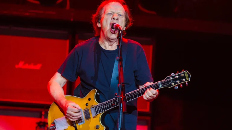 Stevie Young é internado em Buenos Aires