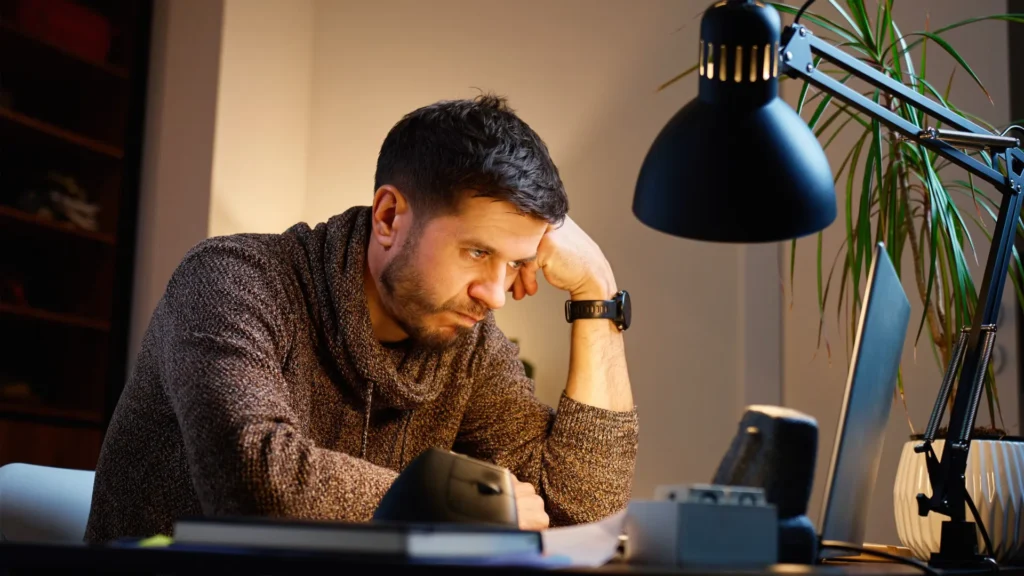 Especialistas fazem alerta para quem passa o dia todo sentado