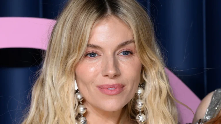 Sienna Miller anuncia gravidez aos 44 anos com alegria