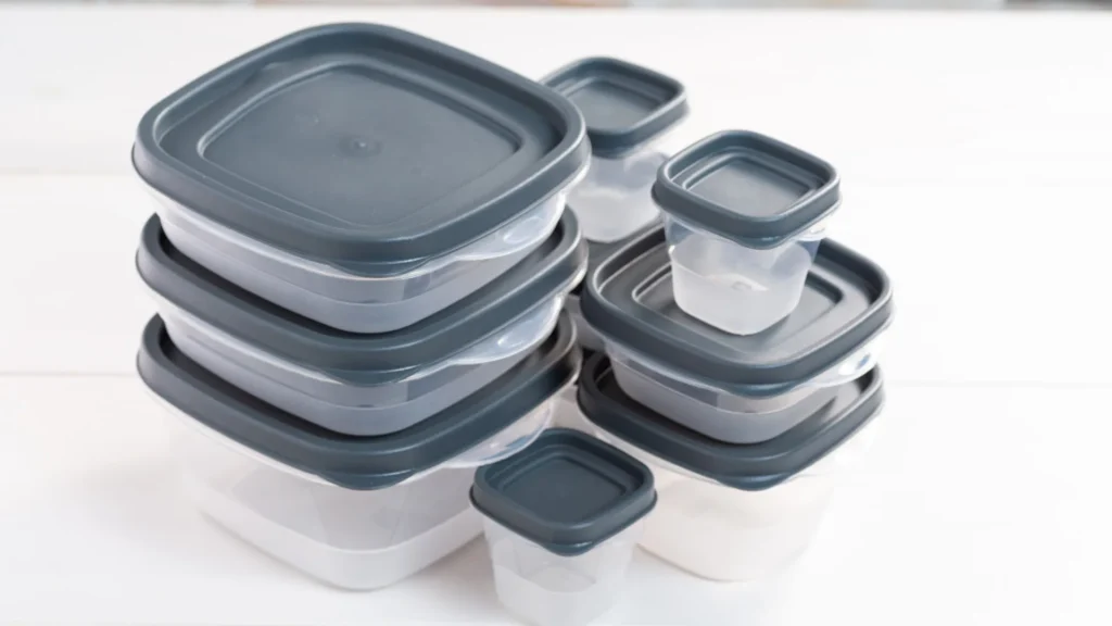 5 truques para tirar cheiro de pote de plástico facilmente