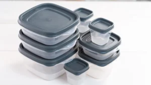 5 truques para tirar cheiro de pote de plástico facilmente