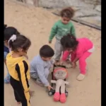 Crianças em Gaza encenam funeral e chocam a web