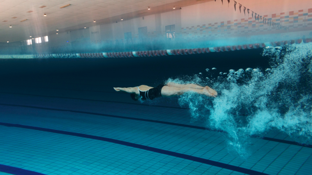 Natação supera corrida em benefícios para saúde cardíaca