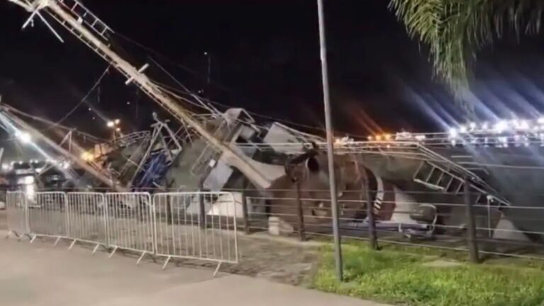 Navio de pesquisa desliza no cais de Santos durante a noite