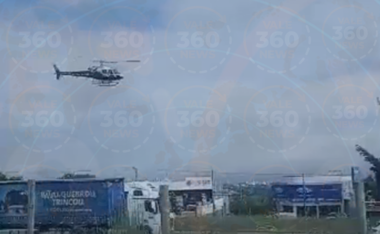 Motociclista é atropelado por caminhão na Dutra e pista fica interditada