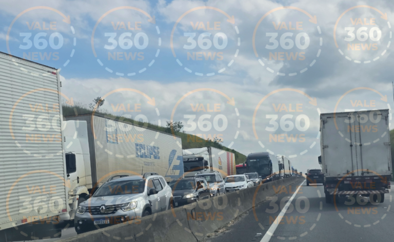 Caminhão derrama carga de vidro na Dutra, interditando pista