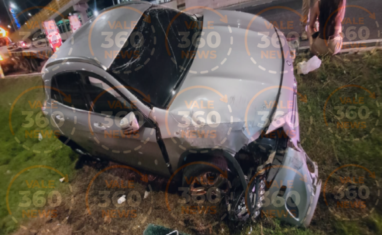 Carro de luxo capota na Dutra: motorista admite uso de celular