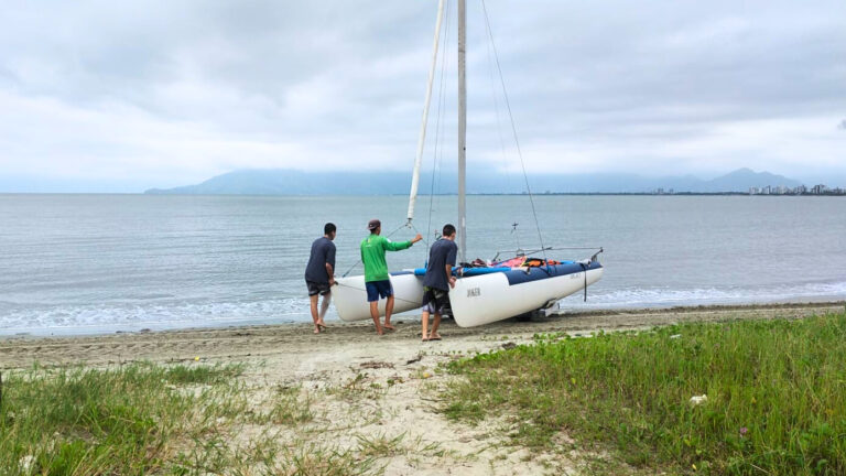 Adolescentes da CASA aprendem náutica em Caraguatatuba