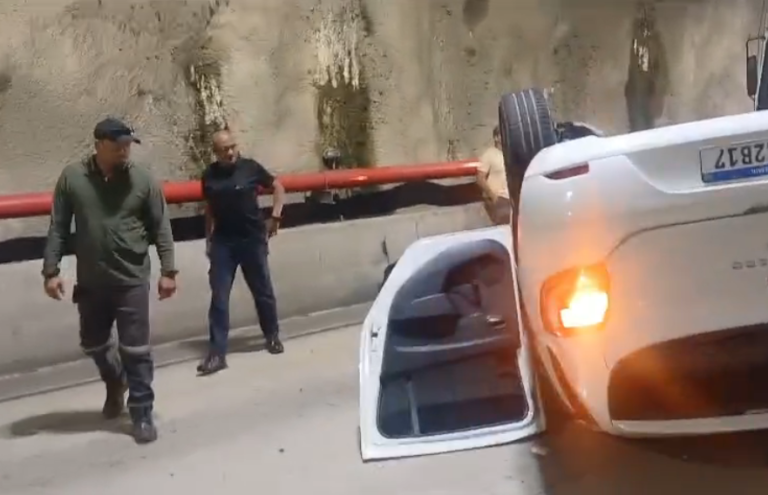 Veículo capota dentro de túnel no Contorno Sul de São Sebastião