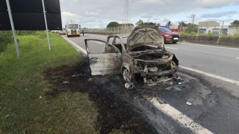 Carro é destruído por incêndio no km 343 de Peruíbe