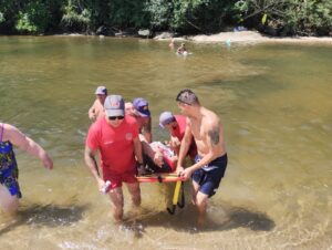 Idoso de 75 anos é resgatado após queda na praia da Mococa